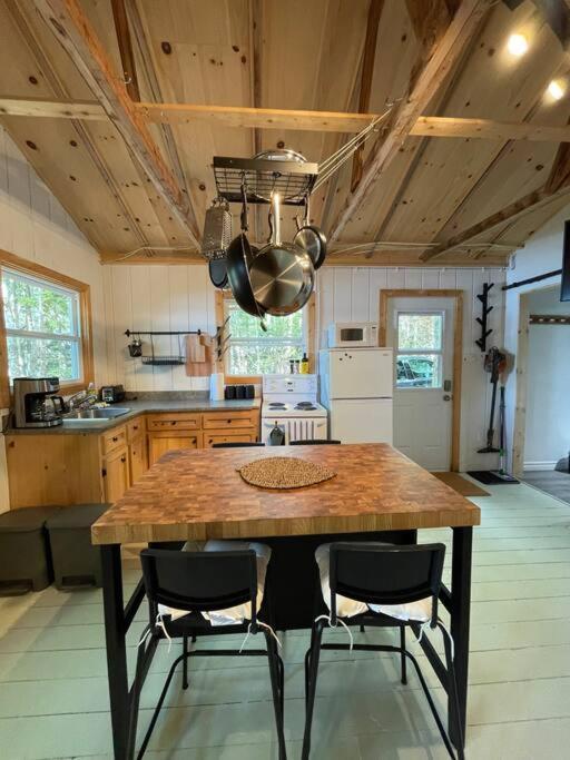 Leland'S Lakehouse Wolfville Bagian luar foto